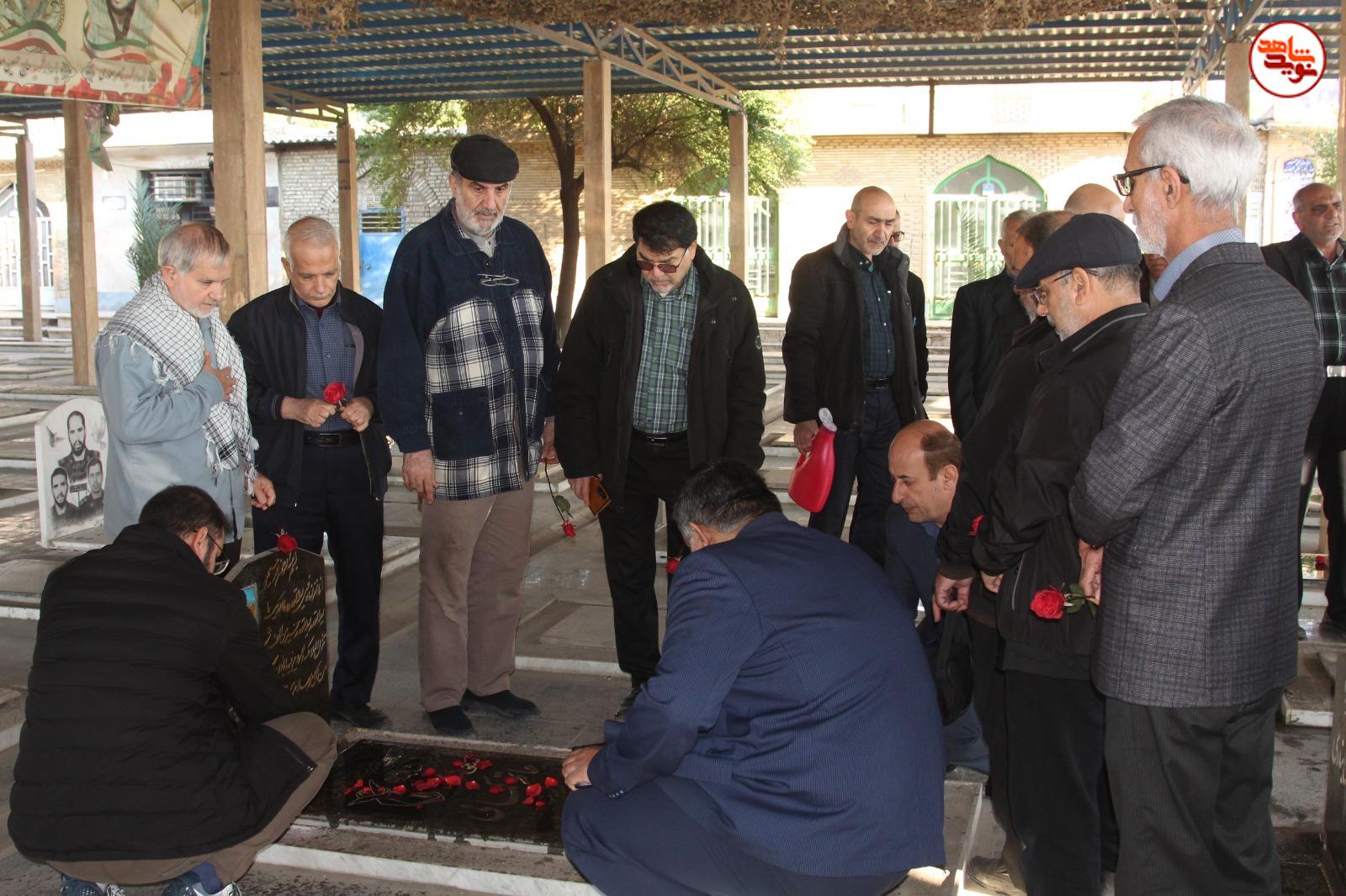 گزارش تصویری/ آیین غباررویی و عطرافشانی گلزار شهدای غریب در اسارت اهواز