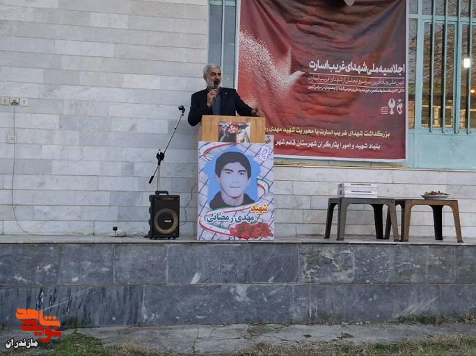 آیین غبارروبی و عطرافشانی گلزار شهدای غریب در اسارت در قائم شهر برگزار شد