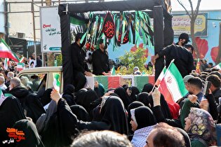 تشییع پیکر ۵ شهید امنیت بر روی دستان مردم شیراز / خاکسپاری پیکر ۴ شهید در حرم مطهر شاهچراغ(ع)