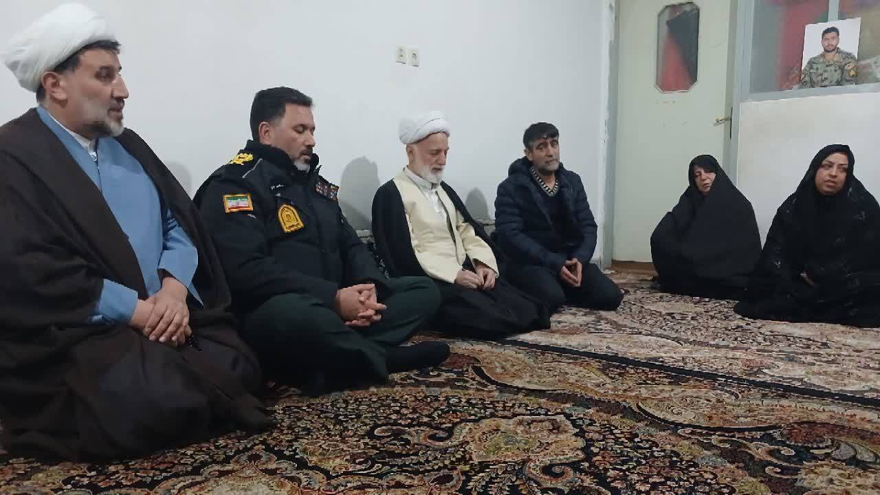دیدار نماینده ولیفقیه در استان مرکزی با خانواده شهید مدافع امنیت «عزیزی» دیدار نماینده ولیفقیه در استان مرکزی با خانواده شهید مدافع امنیت «عزیزی»