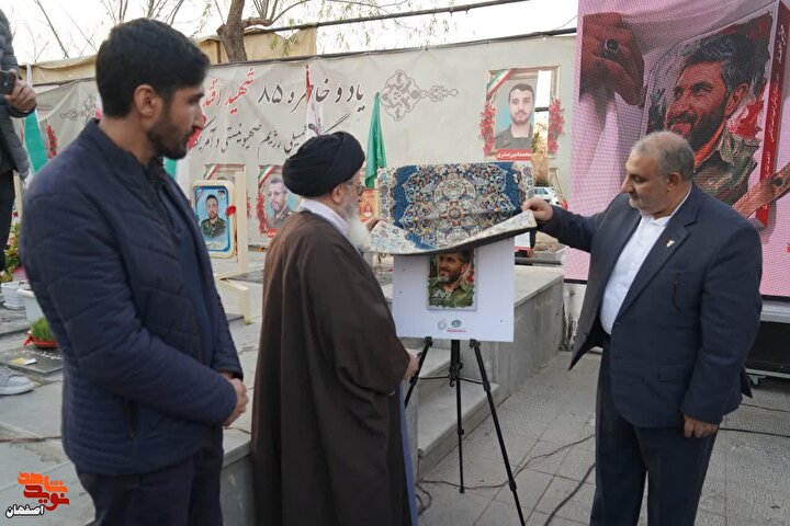 کتاب «حوالى احمد» در گلستان شهدای اصفهان رونمایی شد