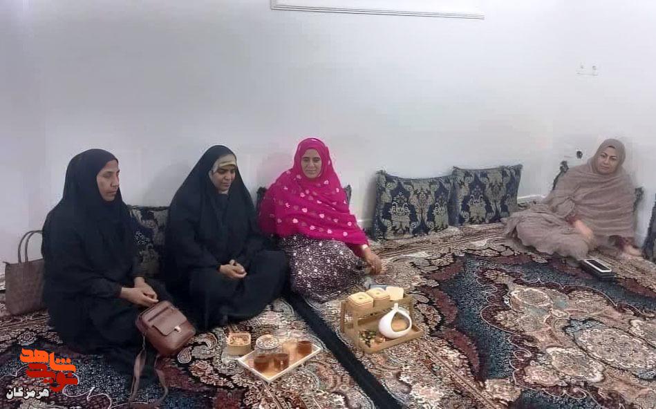 دیدار معاون بنیاد شهید بندرعباس با خانوادههای ایثارگران در آرابی و رویدر دیدار معاون بنیاد شهید بندرعباس با خانوادههای ایثارگران در آرابی و رویدر