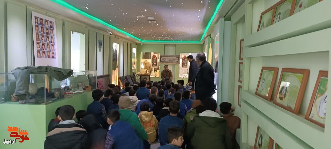 بازدید دانش‌آموزان پایه چهارم دبستان پسرانه شهید مهرآور از موزه شهدای اردبیل