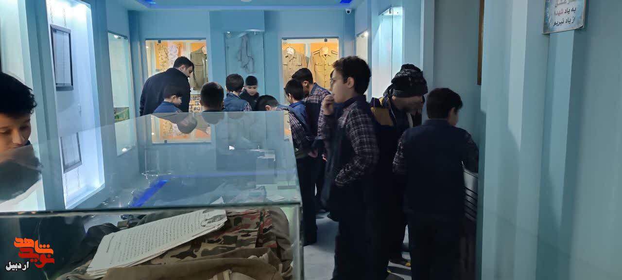 بازدید دانش‌آموزان پایه چهارم دبستان پسرانه شهید مهرآور از موزه شهدای اردبیل
