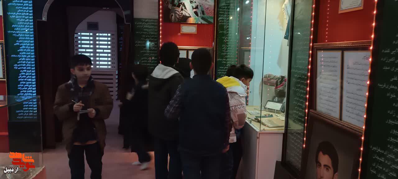 بازدید دانش‌آموزان پایه چهارم دبستان پسرانه شهید مهرآور از موزه شهدای اردبیل