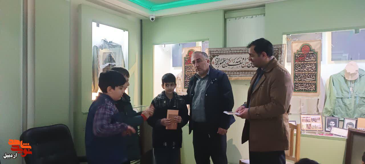 بازدید دانش‌آموزان پایه چهارم دبستان پسرانه شهید مهرآور از موزه شهدای اردبیل