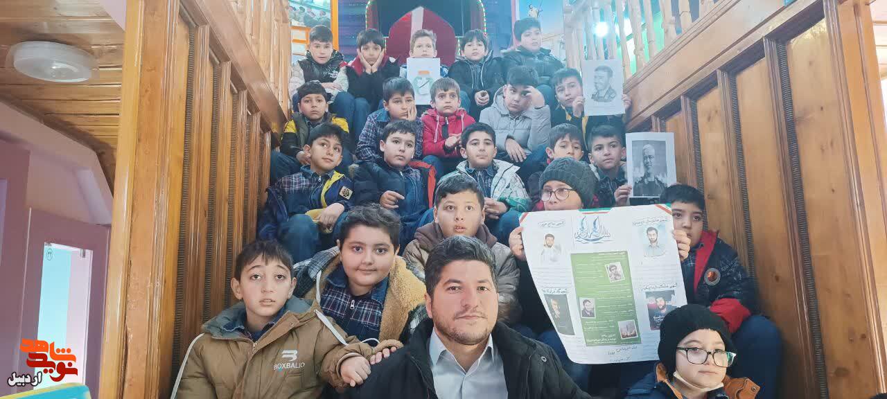 بازدید دانش‌آموزان پایه پنجم دبستان پسرانه شهید مهرآور از موزه شهدای اردبیل+ تصاویر