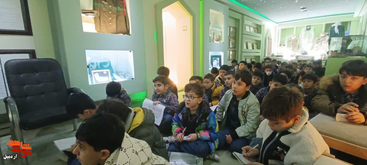 بازدید دانش‌آموزان پایه پنجم دبستان پسرانه شهید مهرآور از موزه شهدای اردبیل+ تصاویر