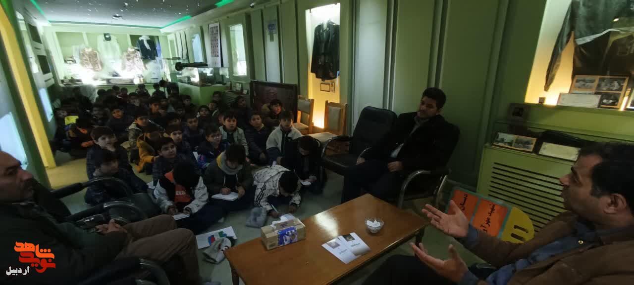 بازدید دانش‌آموزان پایه پنجم دبستان پسرانه شهید مهرآور از موزه شهدای اردبیل+ تصاویر