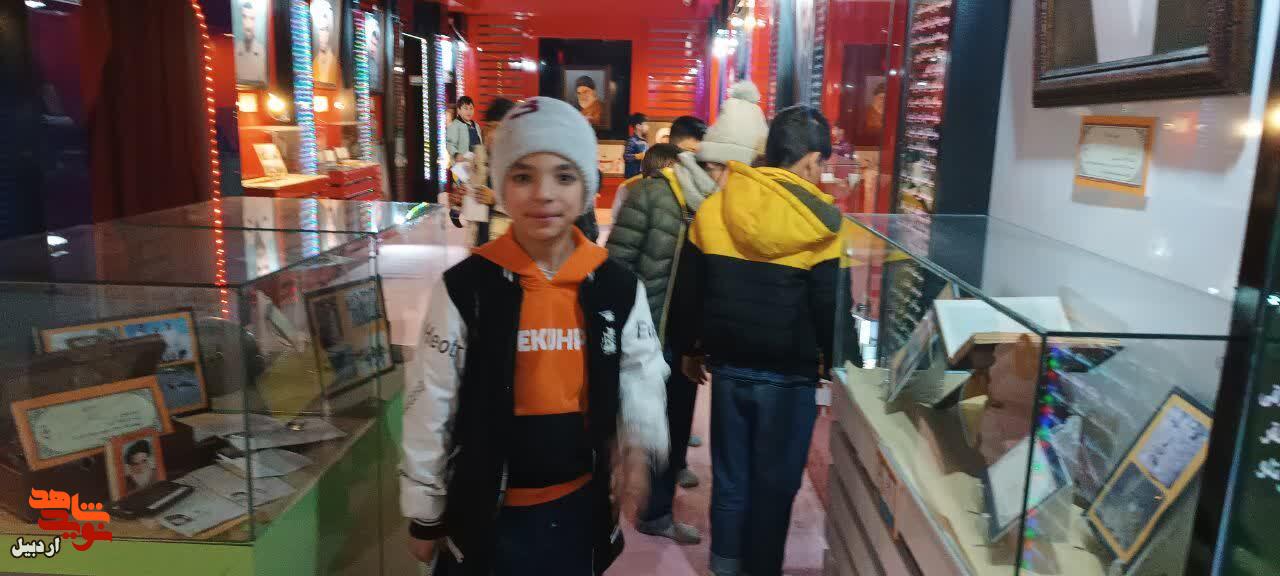 بازدید دانش‌آموزان پایه پنجم دبستان پسرانه شهید مهرآور از موزه شهدای اردبیل+ تصاویر