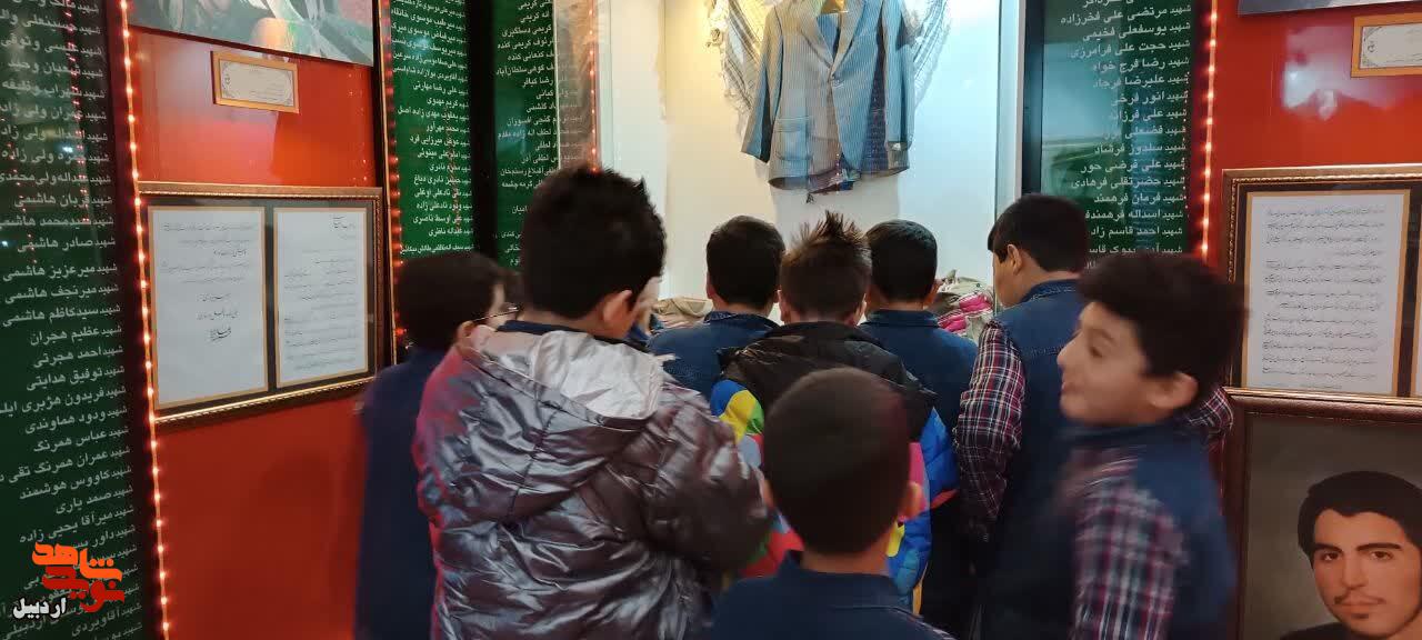 بازدید دانش‌آموزان پایه پنجم دبستان پسرانه شهید مهرآور از موزه شهدای اردبیل+ تصاویر