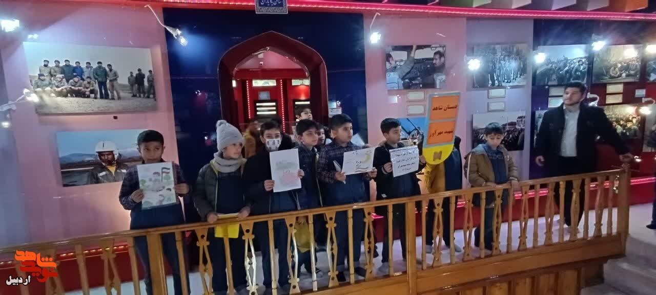 بازدید دانش‌آموزان پایه پنجم دبستان پسرانه شهید مهرآور از موزه شهدای اردبیل+ تصاویر