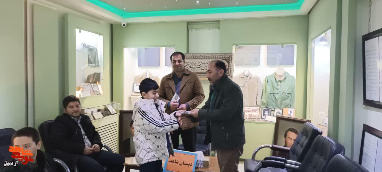 بازدید دانش‌آموزان پایه پنجم دبستان پسرانه شهید مهرآور از موزه شهدای اردبیل+ تصاویر