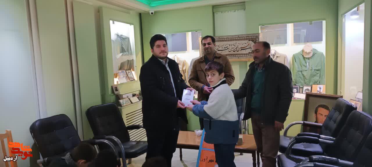 بازدید دانش‌آموزان پایه پنجم دبستان پسرانه شهید مهرآور از موزه شهدای اردبیل+ تصاویر