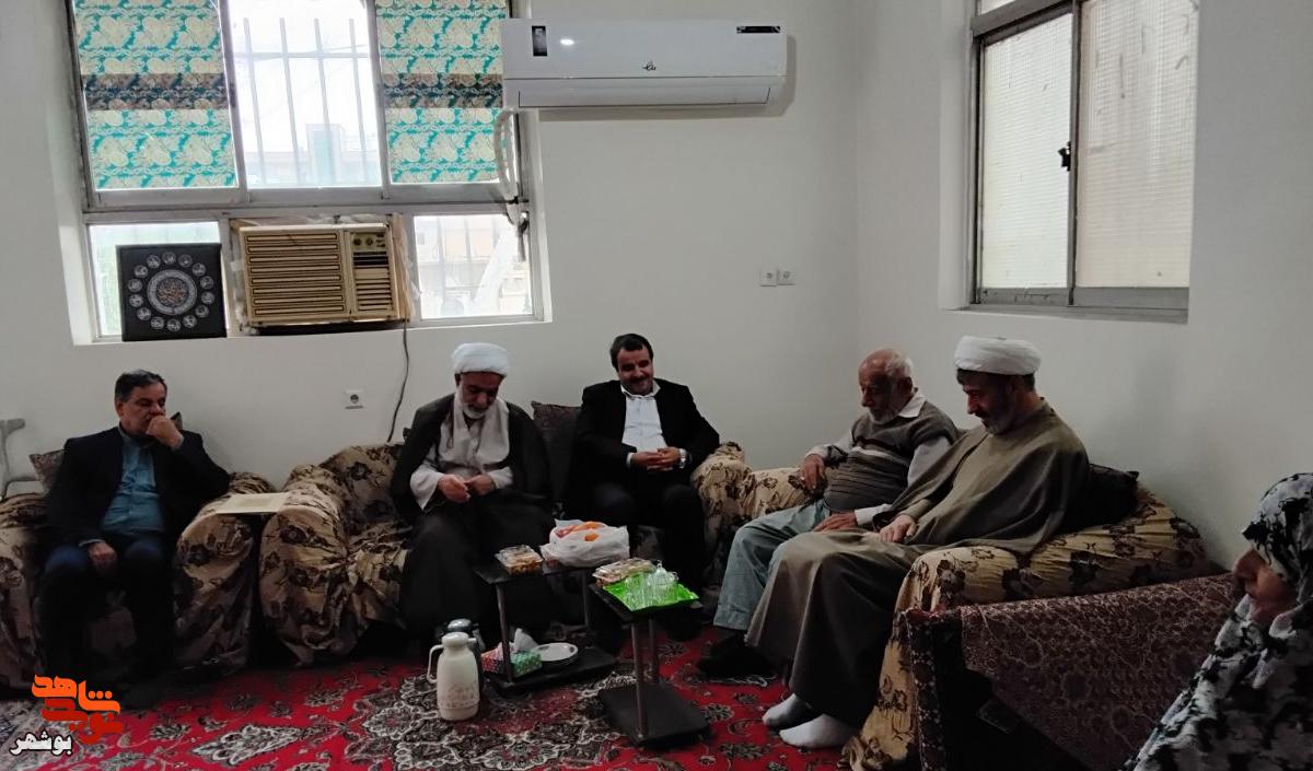 دیدارمشاور عالی نماینده ولی فقیه در بنیاد شهید به همراه مدیر بنیاد شهید بوشهر با والدین شهدا