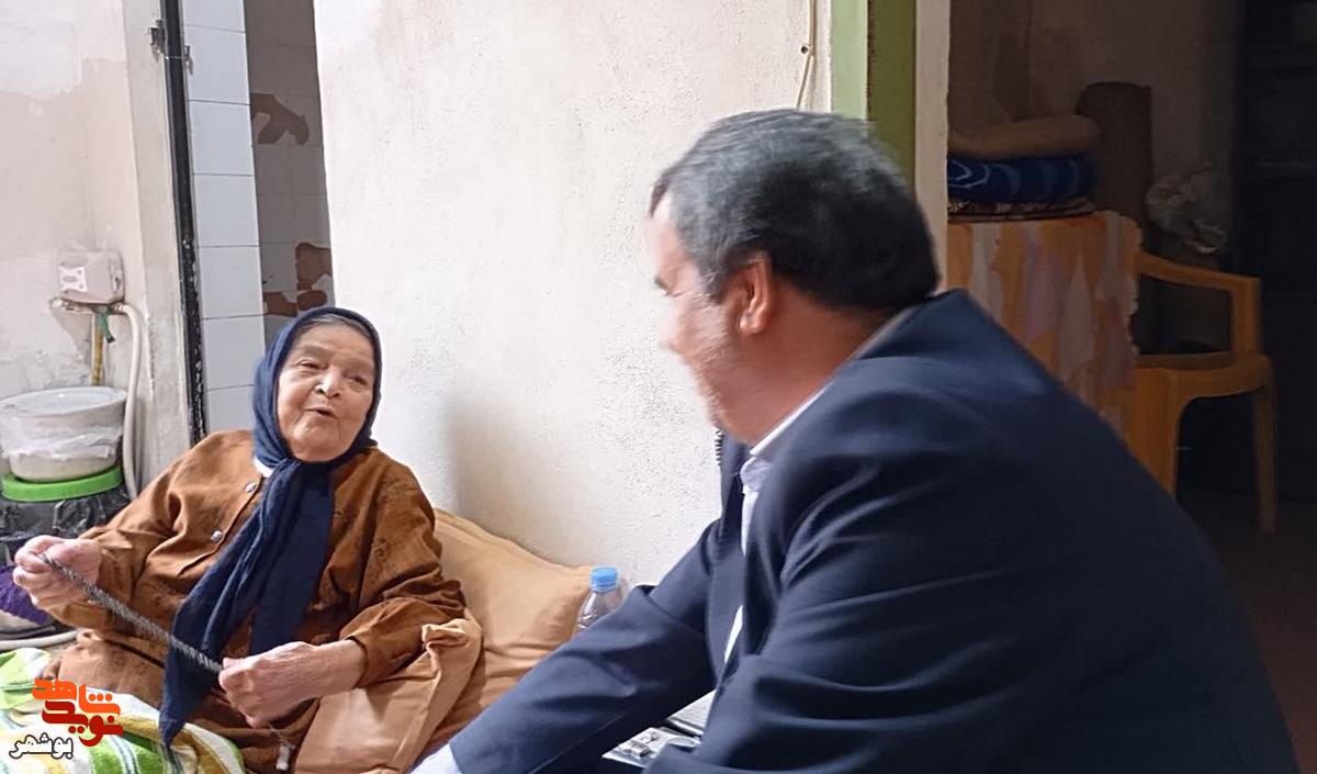 دیدارمشاور عالی نماینده ولی فقیه در بنیاد شهید به همراه مدیر بنیاد شهید بوشهر با والدین شهدا