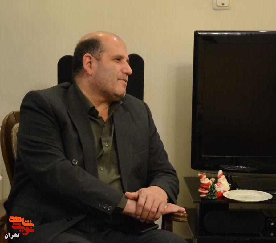 دیدار مدیر کل بنیاد شهید تهران بزرگ با خانواده شهید «انوشاوان عیوضیان»