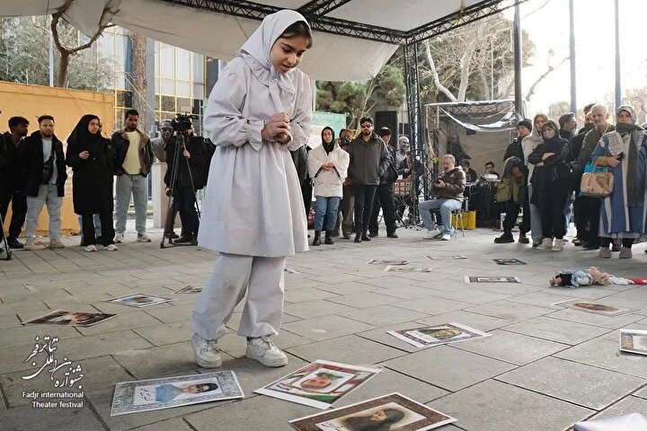 نمایش خیابانی ««تهران ۲۲»؛ روایتی از  ۲۲ شهید کودک جنگ ۱۲ روزه در جشنواره تئاتر فجر