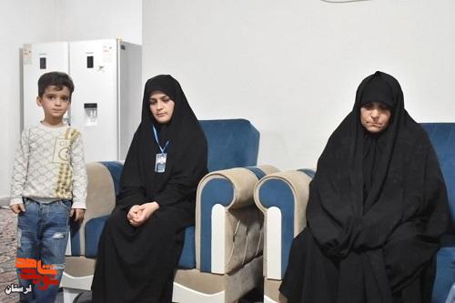 دیدار مدیرکل امور هنری با خانواده شهدای اغتشاشات تروریستی خرم آباد