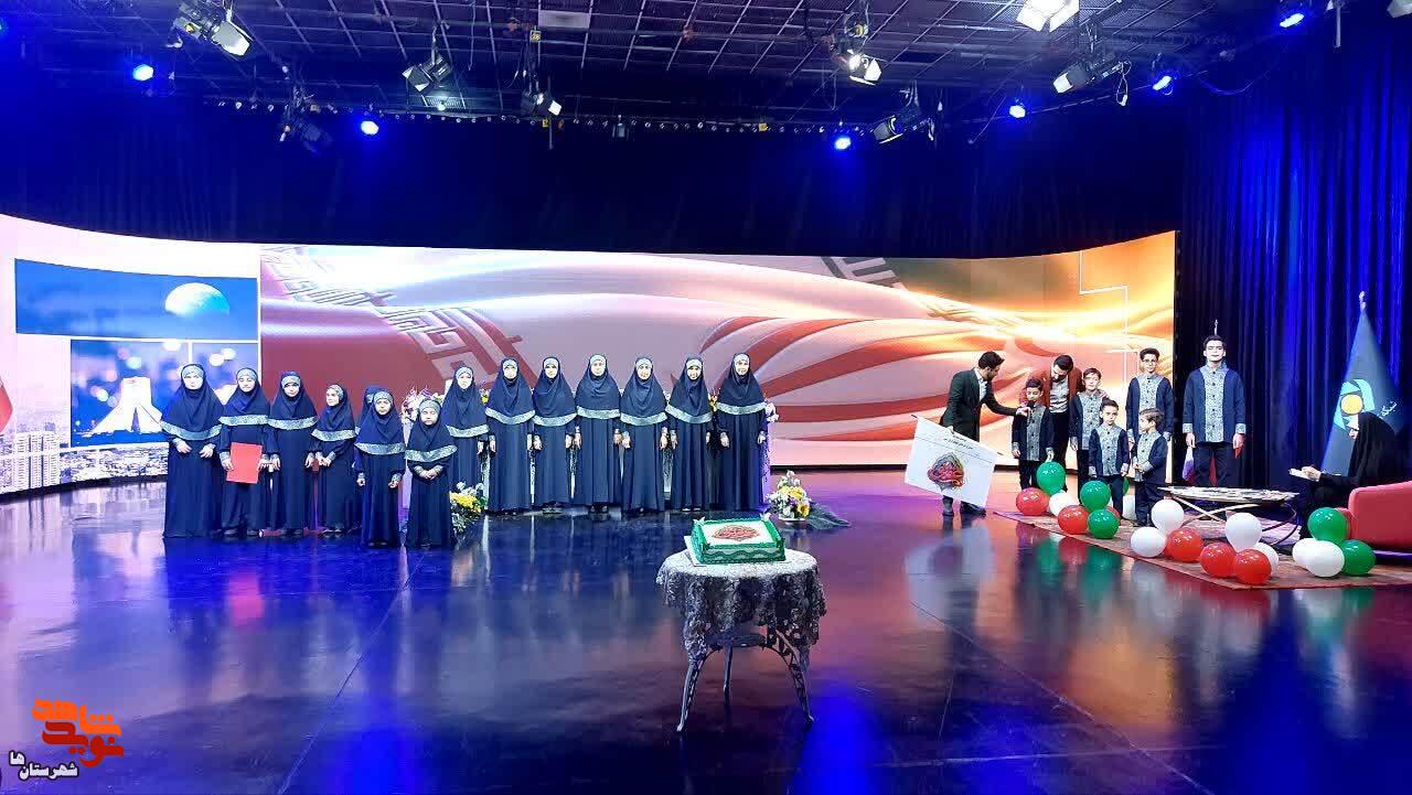 اجرای نخستین گروه سرود «آوای وارثان» با حضور فرزندان شهدا در شهرستان‌های استان تهران در استودیو شبکه ۵