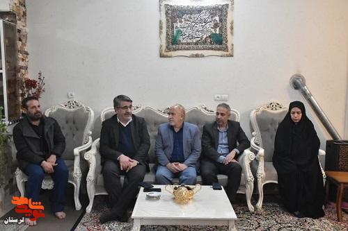 دیدار مدیرکل امور هنری بنیاد شهید با خانواده شهدای اغتشاشات تروریستی اخیر در بروجرد