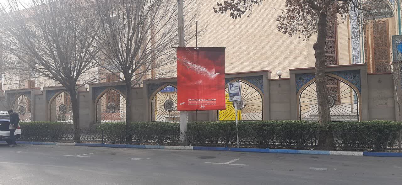 آزادگان تبریزی با لباس دوران اسارت یاد شهدای غریب اسارت را در نماز جمعه زنده کردند