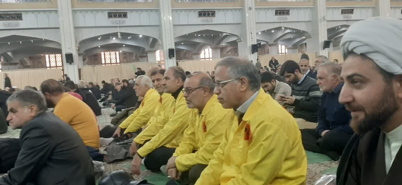 آزادگان تبریزی با لباس دوران اسارت یاد شهدای غریب اسارت را در نماز جمعه زنده کردند