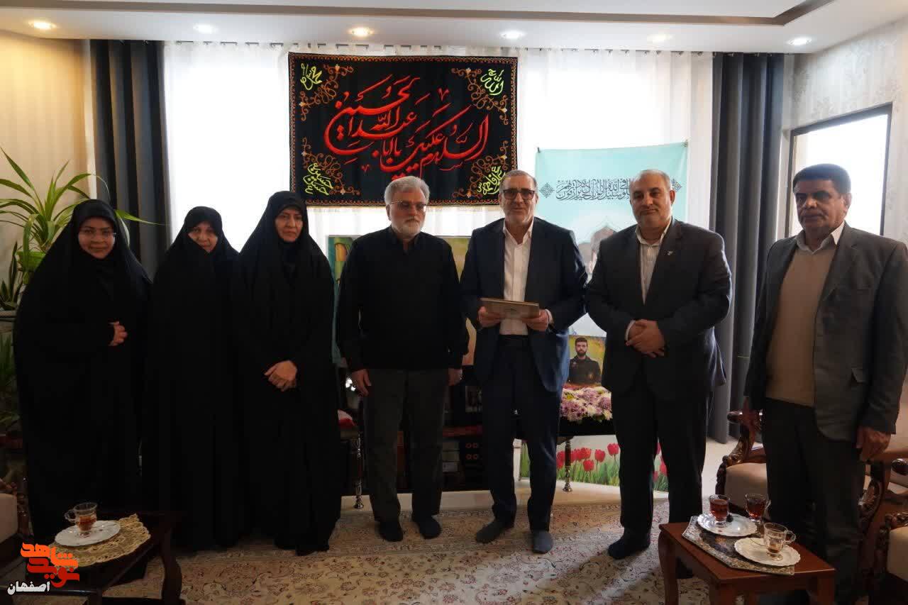دیدار مسئولان بنیاد شهید با خانواده شهدای اصفهان؛ تأکید بر نقش خانواده‌ها در خنثی‌سازی توطئه‌های دشمن