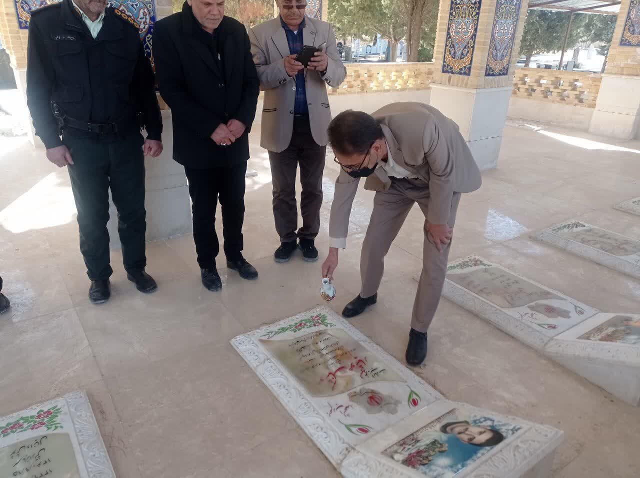 سنگ جدید مزار شهید غریب در اسارت «هوشنگ هوشیار» در پاسارگاد رونمایی شد