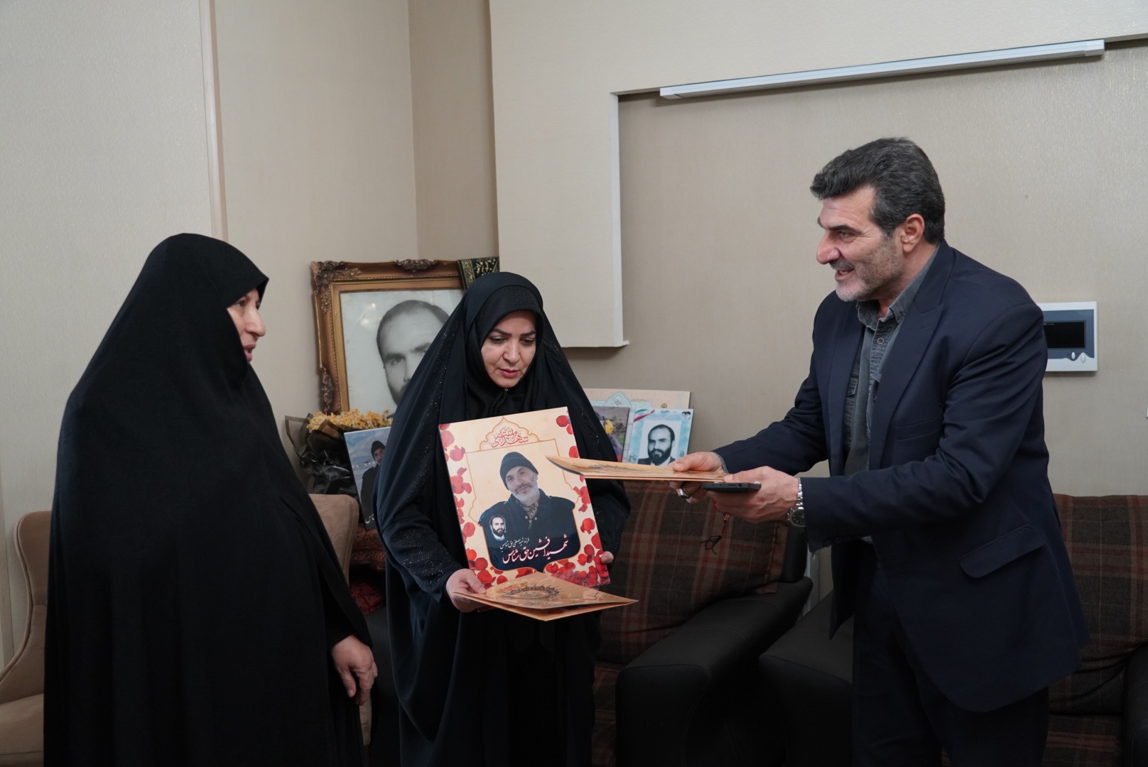 گزارش تصویری | دیدار مسئولان با خانواده شهیدان مدافع امنیت قزوین