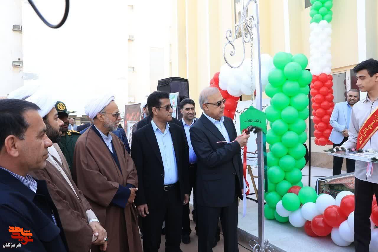 نواخته شدن زنگ انقلاب در مدرسه جواد الائمه بندرعباس نواخته شدن زنگ انقلاب در مدرسه جواد الائمه بندرعباس