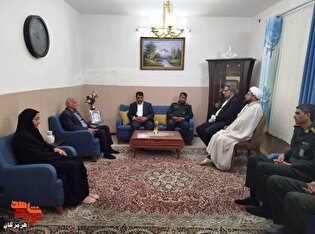 دیدار مسئولان شهرستان میناب با خانواده معظم شهید انقلاب