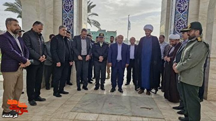 تصاویر|غبارروبی و عطرافشانی گلزار شهدای گمنام قصرشیرین در آغاز دهه فجر