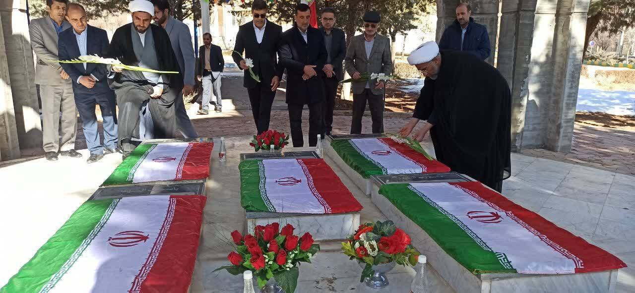 تجدید میثاق دانشگاه آزاد اسلامی شهرکرد با شهدای گمنام در دهه فجر تجدید میثاق دانشگاه آزاد اسلامی شهرکرد با شهدای گمنام در دهه فجر