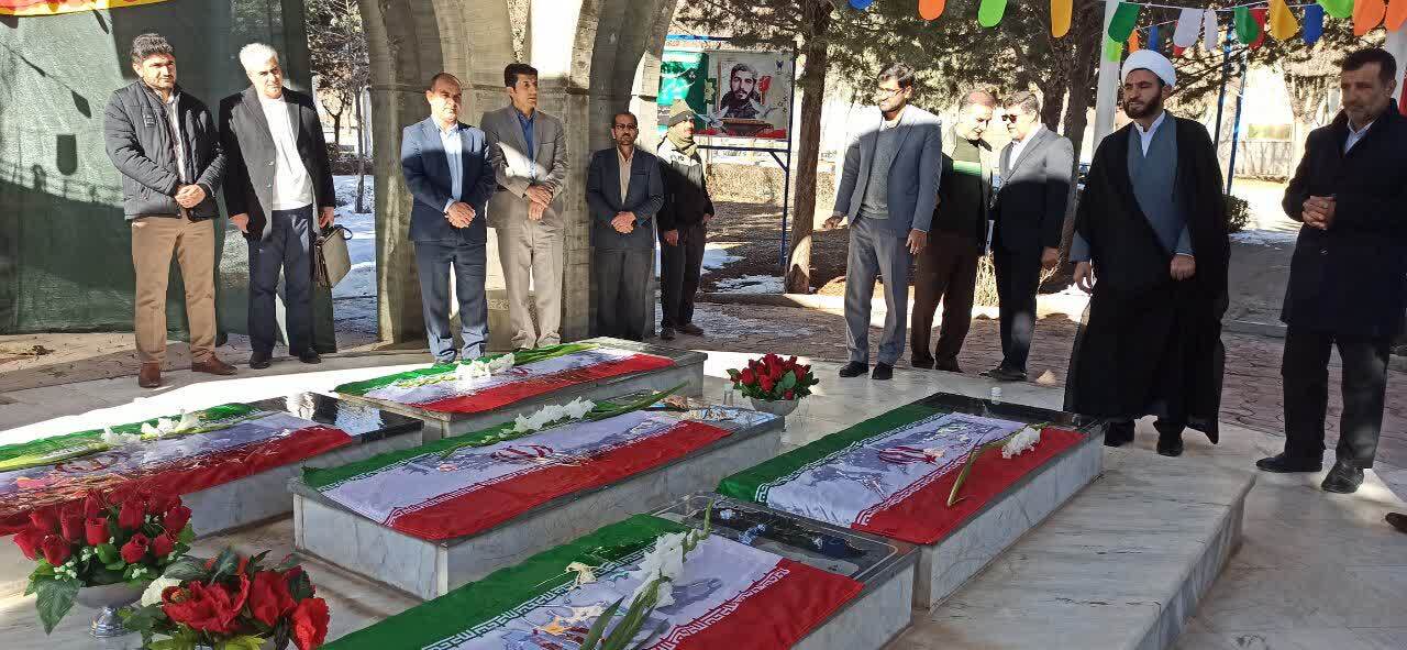 تجدید میثاق دانشگاه آزاد اسلامی شهرکرد با شهدای گمنام در دهه فجر تجدید میثاق دانشگاه آزاد اسلامی شهرکرد با شهدای گمنام در دهه فجر