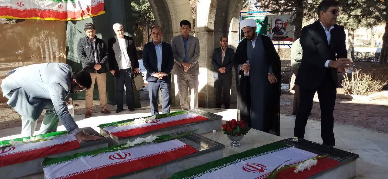 تجدید میثاق دانشگاه آزاد اسلامی شهرکرد با شهدای گمنام در دهه فجر تجدید میثاق دانشگاه آزاد اسلامی شهرکرد با شهدای گمنام در دهه فجر