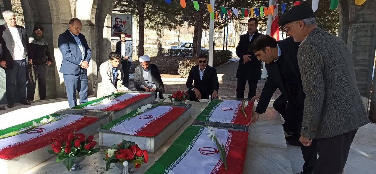 تجدید میثاق دانشگاه آزاد اسلامی شهرکرد با شهدای گمنام در دهه فجر تجدید میثاق دانشگاه آزاد اسلامی شهرکرد با شهدای گمنام در دهه فجر