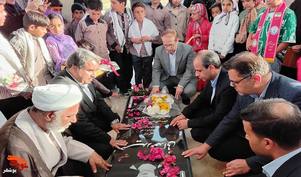 افتتاح گلزار شهید تک مزاری با حضور فرماندار دیر و مدیر کل بنیاد شهید بوشهر