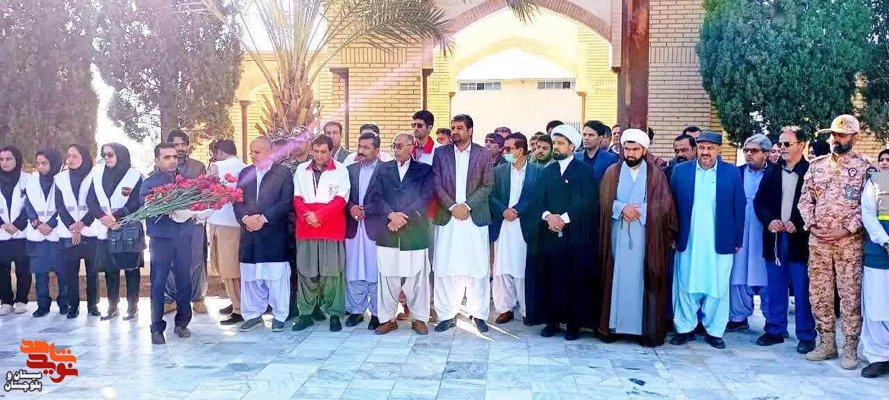غبارروبی مزار مطهر شهدای خاش در آغاز دهه فجر غبارروبی مزار مطهر شهدای خاش در آغاز دهه فجر