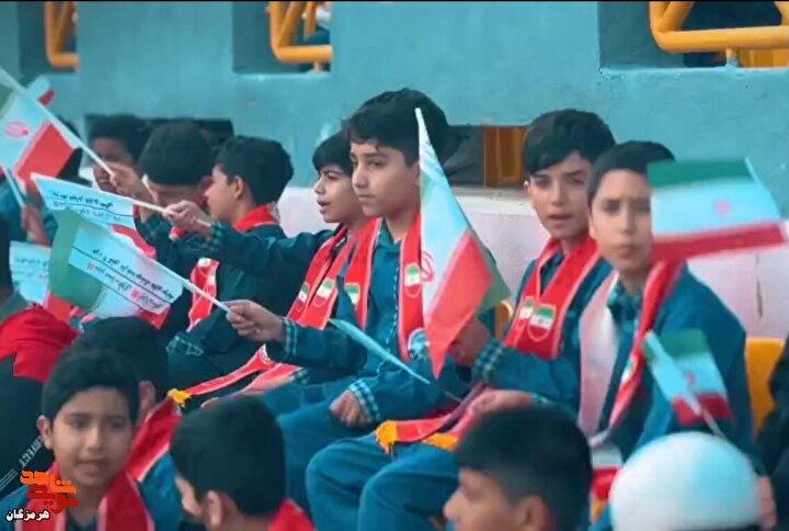 زنگ انقلاب، در مدرسه شاهد شهرستان قشم نواخته شد