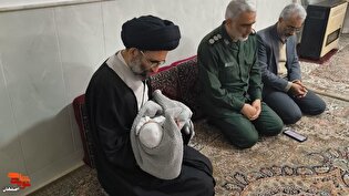 حضور مسئولان کاشان در کنار یادگار تازه‌متولدشده شهید «محمدجواد سیفایی»