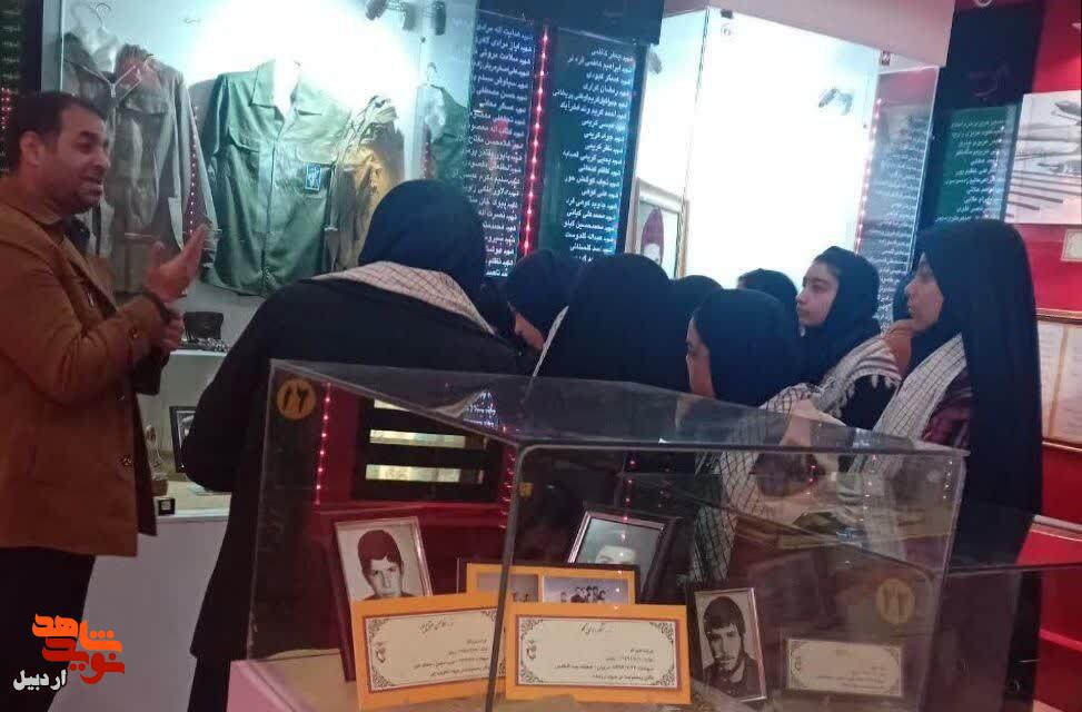 بازدید دانش‌آموزان پایه متوسطه دختر انه شهید یعقوبی از موزه شهدای اردبیل+عکس