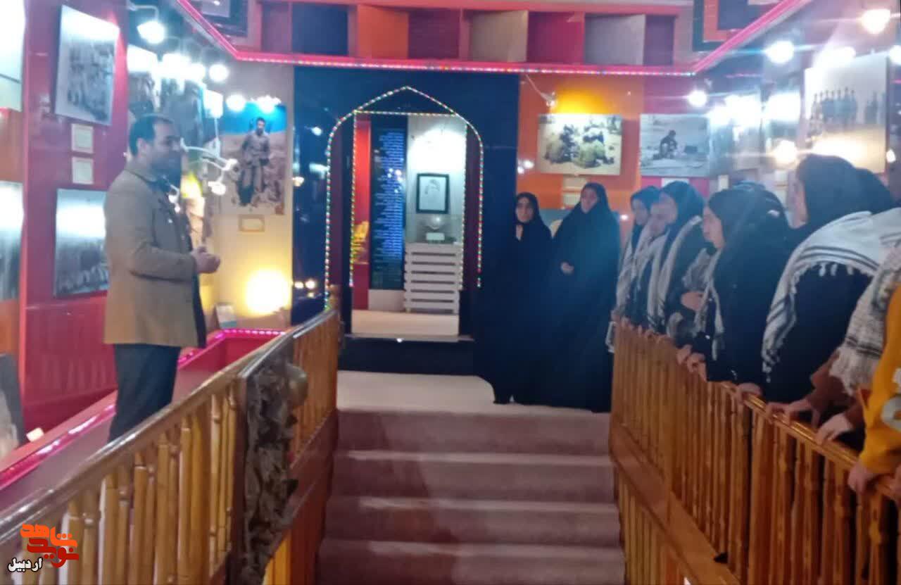 بازدید دانش‌آموزان پایه متوسطه دختر انه شهید یعقوبی از موزه شهدای اردبیل+عکس