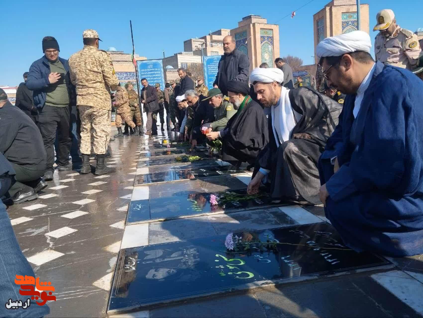 آیین «میهمانی لاله‌ها» و گلباران مزار مطهر شهدا در اردبیل+ عکس