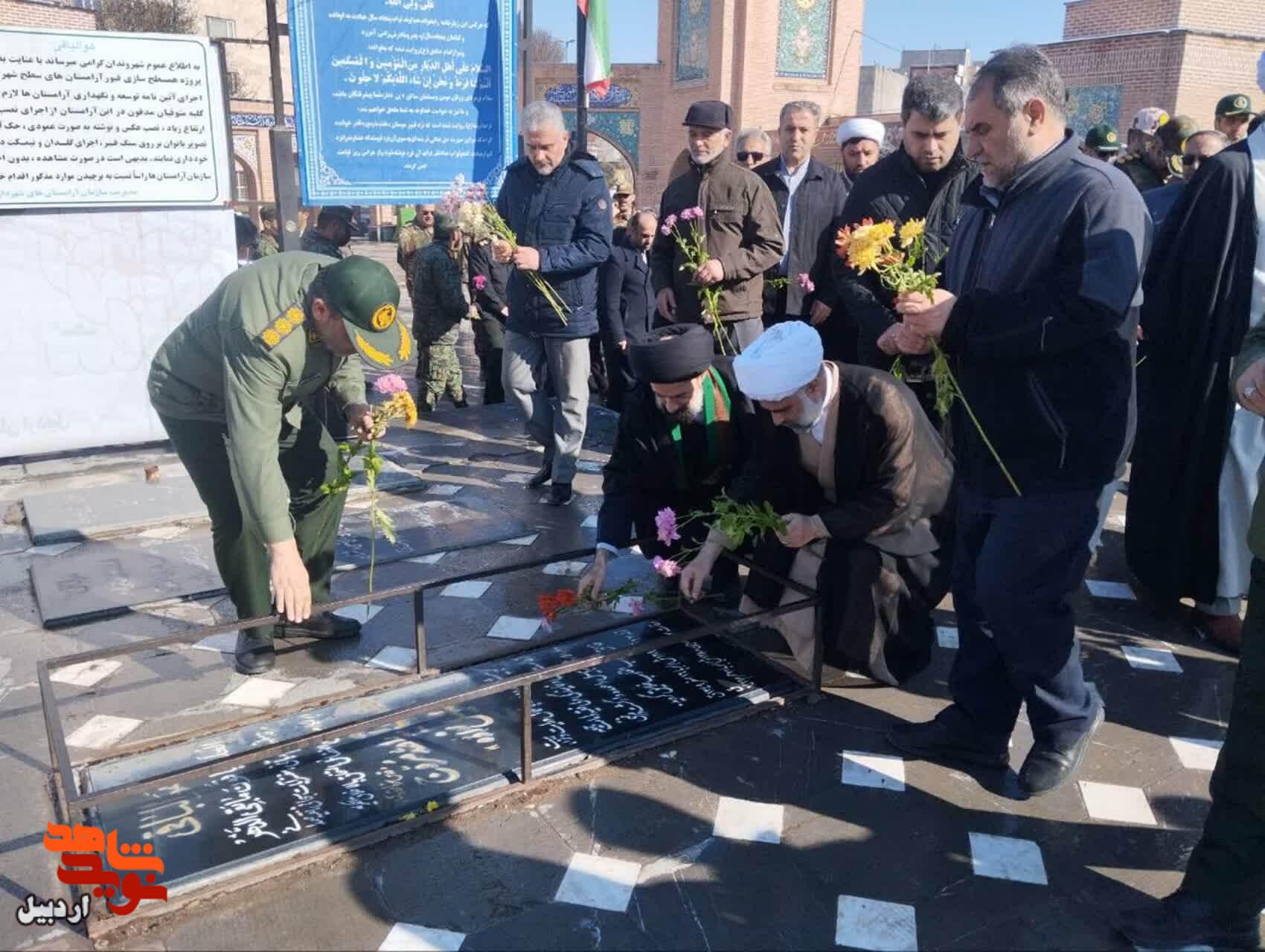 آیین «میهمانی لاله‌ها» و گلباران مزار مطهر شهدا در اردبیل+ عکس