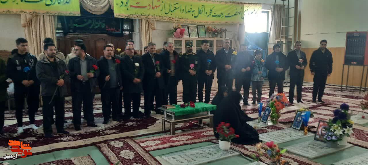 آیین «میهمانی لاله‌ها» و گلباران مزار مطهر شهدا در مشکین شهر+ عکس