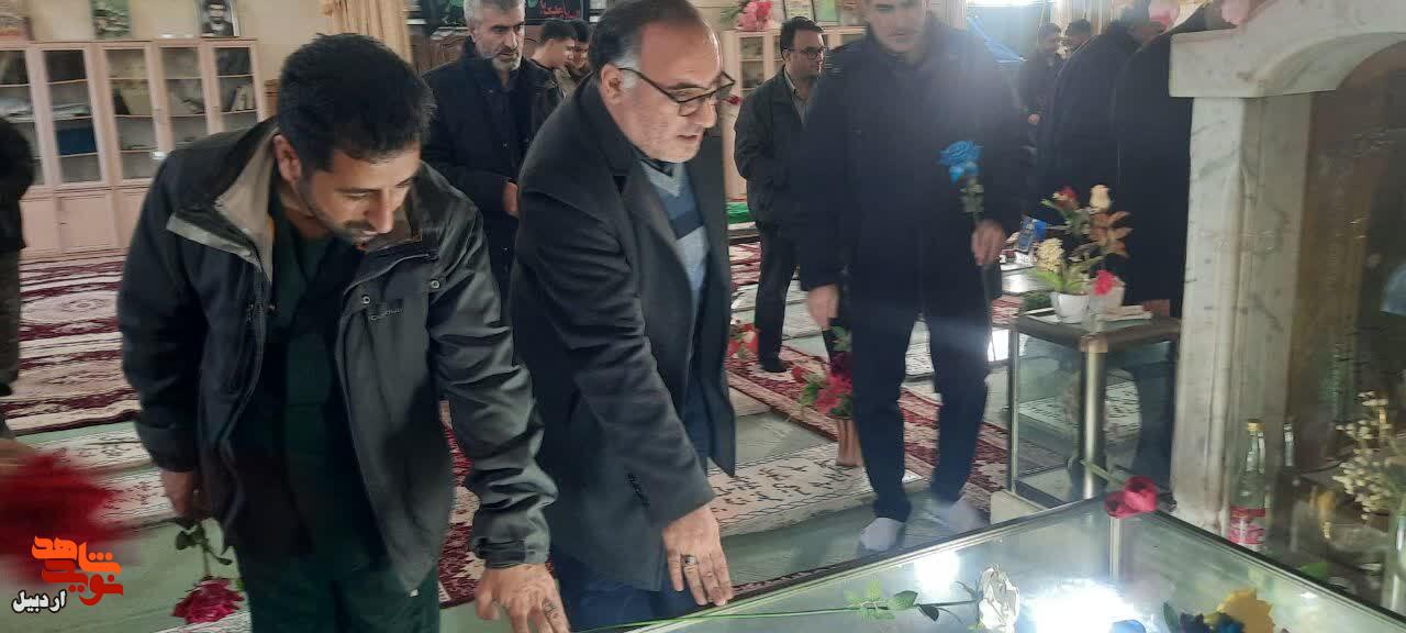 آیین «میهمانی لاله‌ها» و گلباران مزار مطهر شهدا در مشکین شهر+ عکس