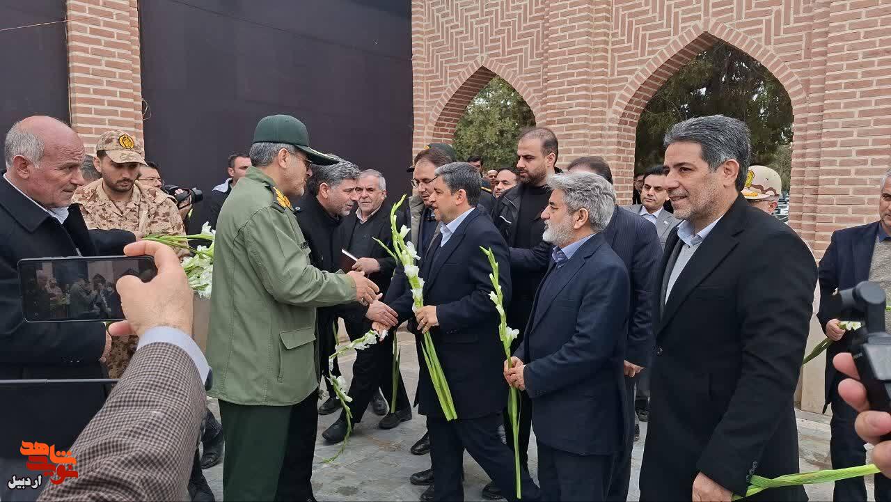 آیین «میهمانی لاله‌ها» با حضور استاندار اردبیل در گلزار شهدای وادی الرحمه شهرستان پارس آباد