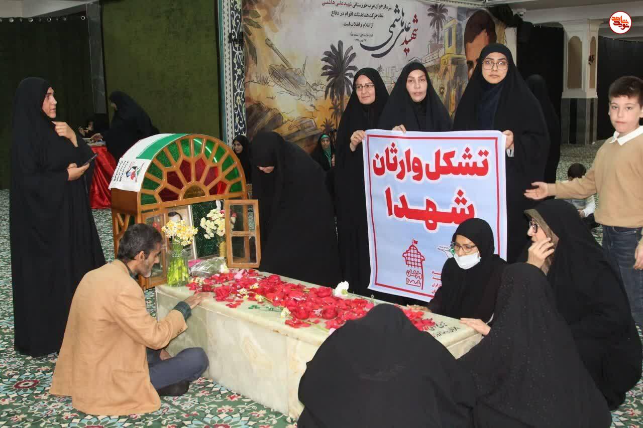 گزارش تصویری/ برگزاری آیین «میهمانی لاله ها» به مناسبت ایام الله دهه مبارک فجر در گلزار شهدای اهواز