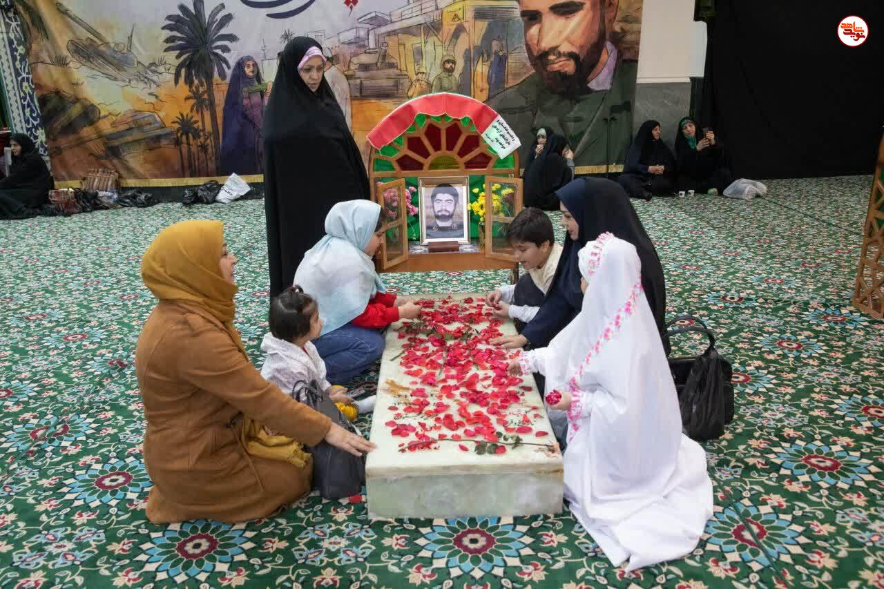 گزارش تصویری/ برگزاری آیین «میهمانی لاله ها» به مناسبت ایام الله دهه مبارک فجر در گلزار شهدای اهواز
